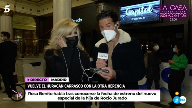 Rosa Benito viendo el trailer del especial de Rocío Carrasco./Telecinco