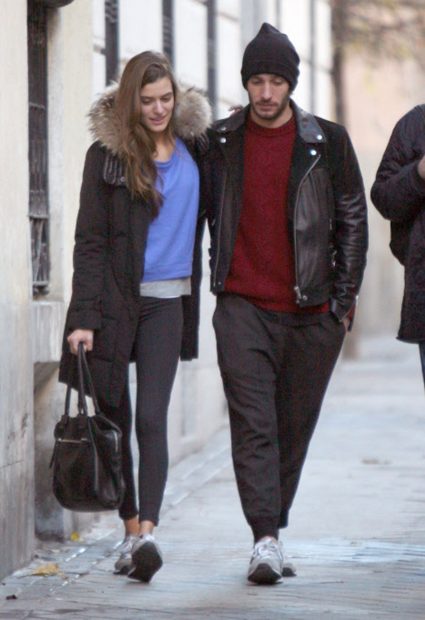 Quim Gutiérrez y Paula Willems paseando./Gtres