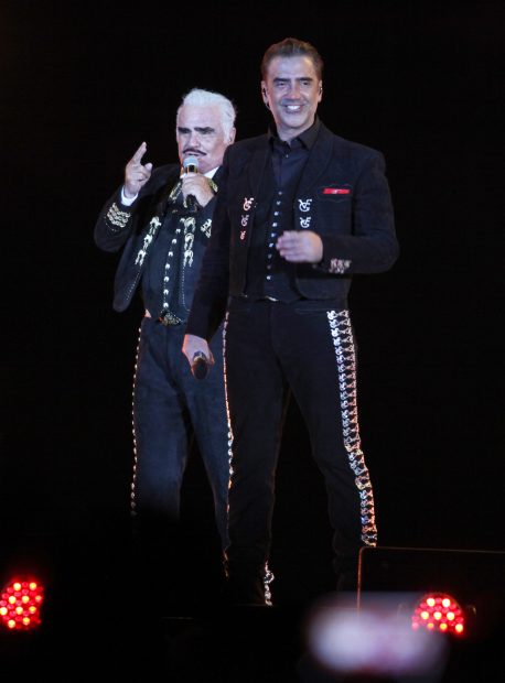 Vicente y Alejandro Fernández cantando / Gtres