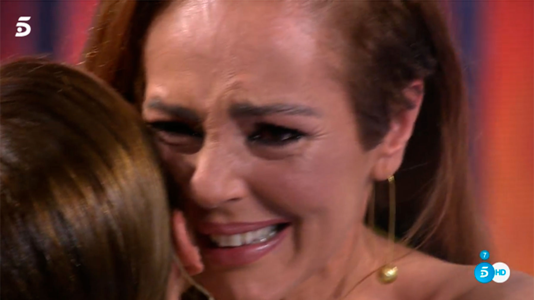 Rocío Carrasco abraza a Anabel Dueñas, llorando / Telecinco