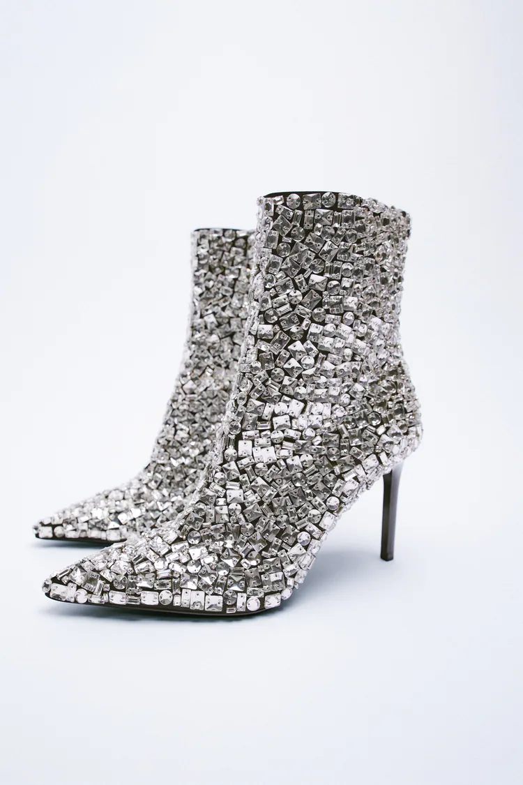 Zara ilumina tus pies con unos botines de cristales de 380 euros solo aptos para las más atrevidas