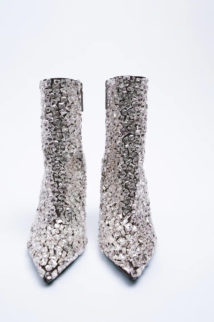 Zara ilumina tus pies con unos botines de cristales de 380 euros solo aptos para las más atrevidas