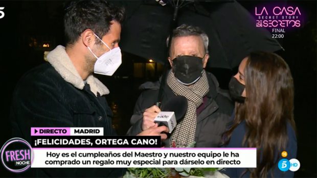 José Ortega Cano recibe un regalo de 'Ya sonlas 8'./Telecinco