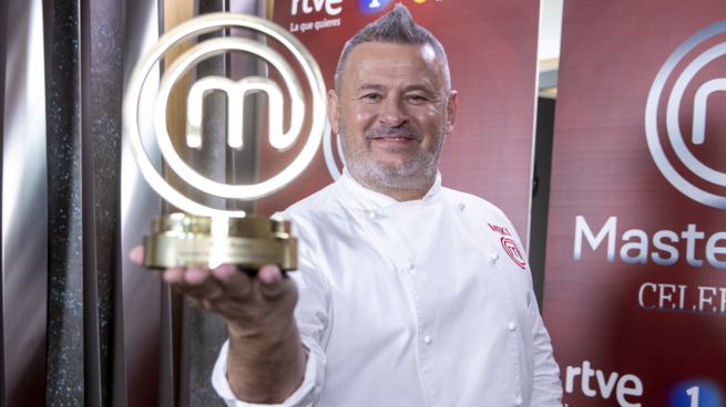 Miki Nadal, con su trofeo de campeón de 'MasterChef Celebrity' / Gtres