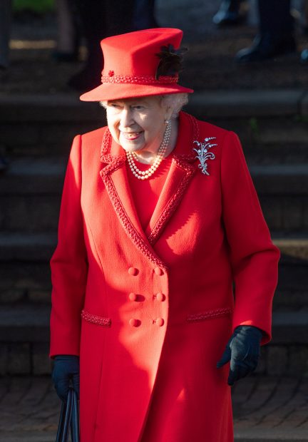 La Reina Isabel con un traje rojo / Gtres