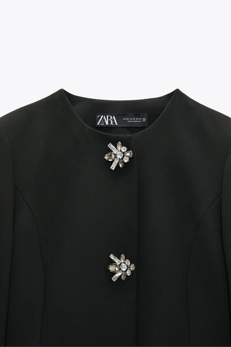 La chaqueta que dará elegancia a tus looks es de Zara