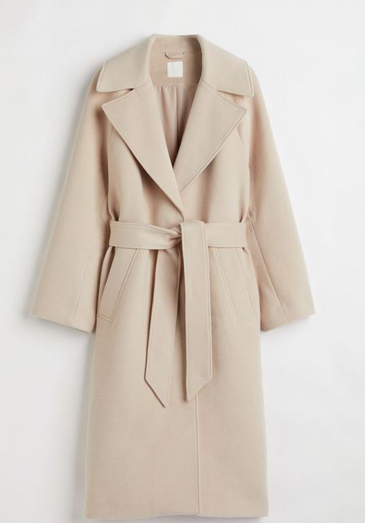 El abrigo midi de H&M en color camel para un look oscuro