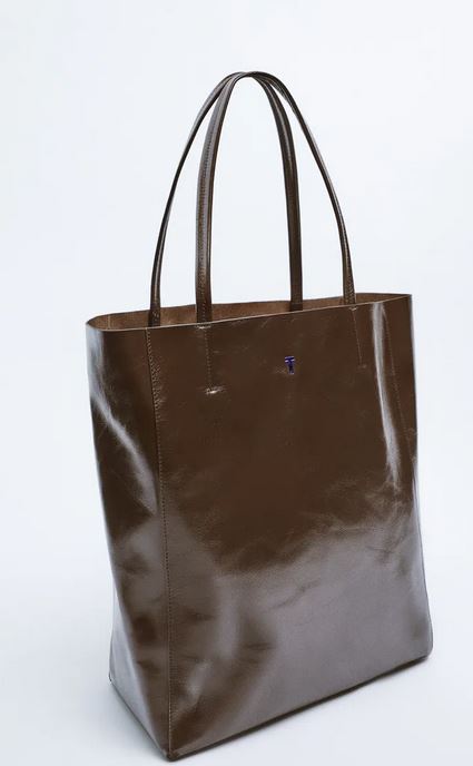 Zara has the most special personal leather bag.  If you still do not have an item with these features in your closet and you are interested in getting a bag like this