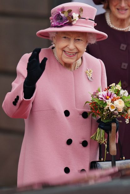 La Reina Isabel II, saludando./Gtres
