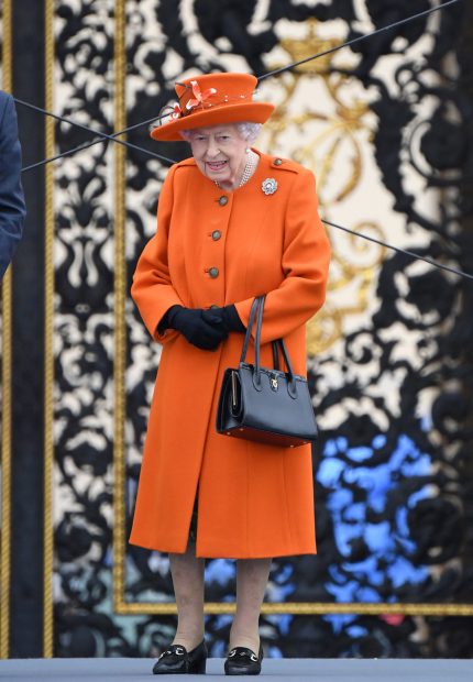 La Reina Isabel con un abrigo naranja./Gtres