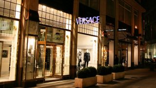 Los mules de Versace rebajados un 50% para apostar por un buen capricho
