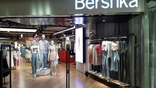 Éxito de ventas en Bershka con su vestido estrella rebajado casi a la mitad