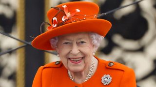 La Reina Isabel vestida de naranja / Gtres