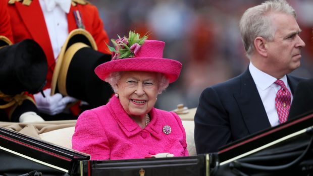 La reina Isabel II y el duque de York, en un evento púbico./Gtres