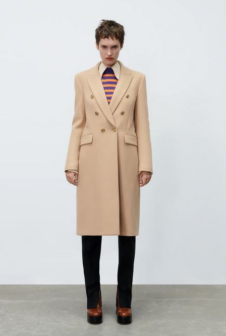 El abrigo que no puedes dejar escapar es de Zara, de nueva colección y no es caro