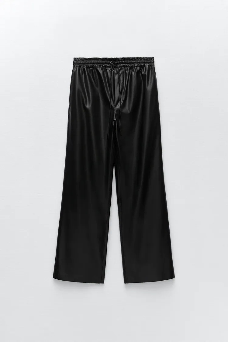 Amelia Bono te enseña a llevar los pantalones de polipiel de Zara que cuestan 12 euros