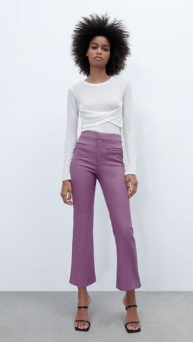 En forma de pata de gallo y en colores. Así es el pantalón que te estiliza la figura de Zara. Auguramos que será un éxito esta primavera por sus colores y diseño.