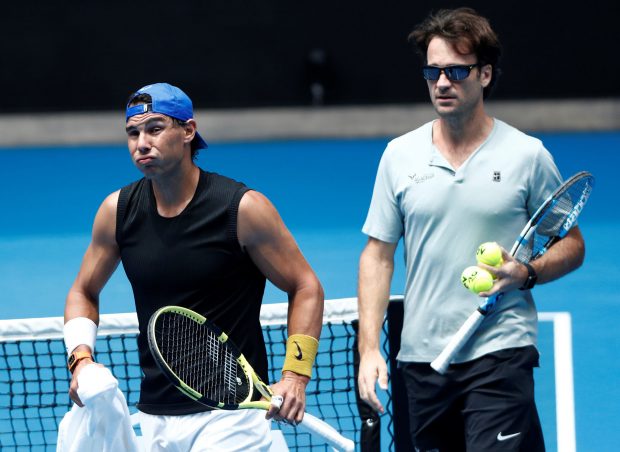 Rafa Nadal y Carlos Moyá jugando al tenis / Gtres