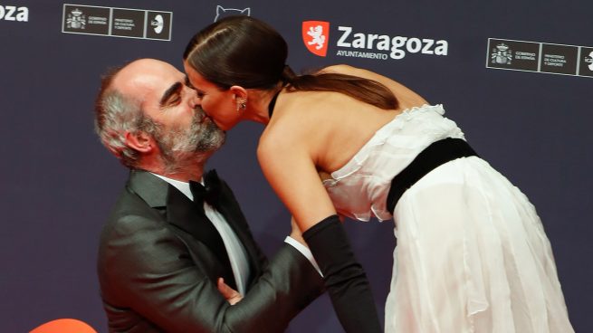 Luis Tosar y María Luisa Mayol besándose en los Premios Feroz 2022