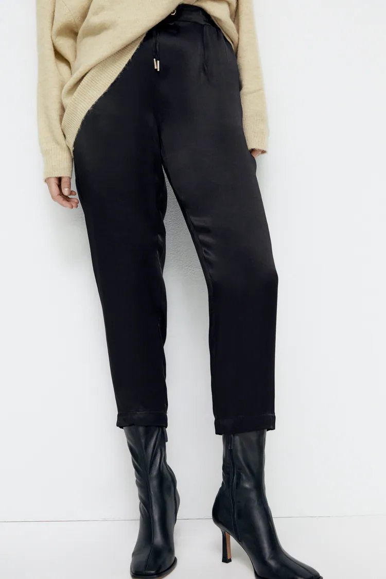 Zara vende por menos de 10 euros los pantalones más cómodos y elegantes para ir al trabajo