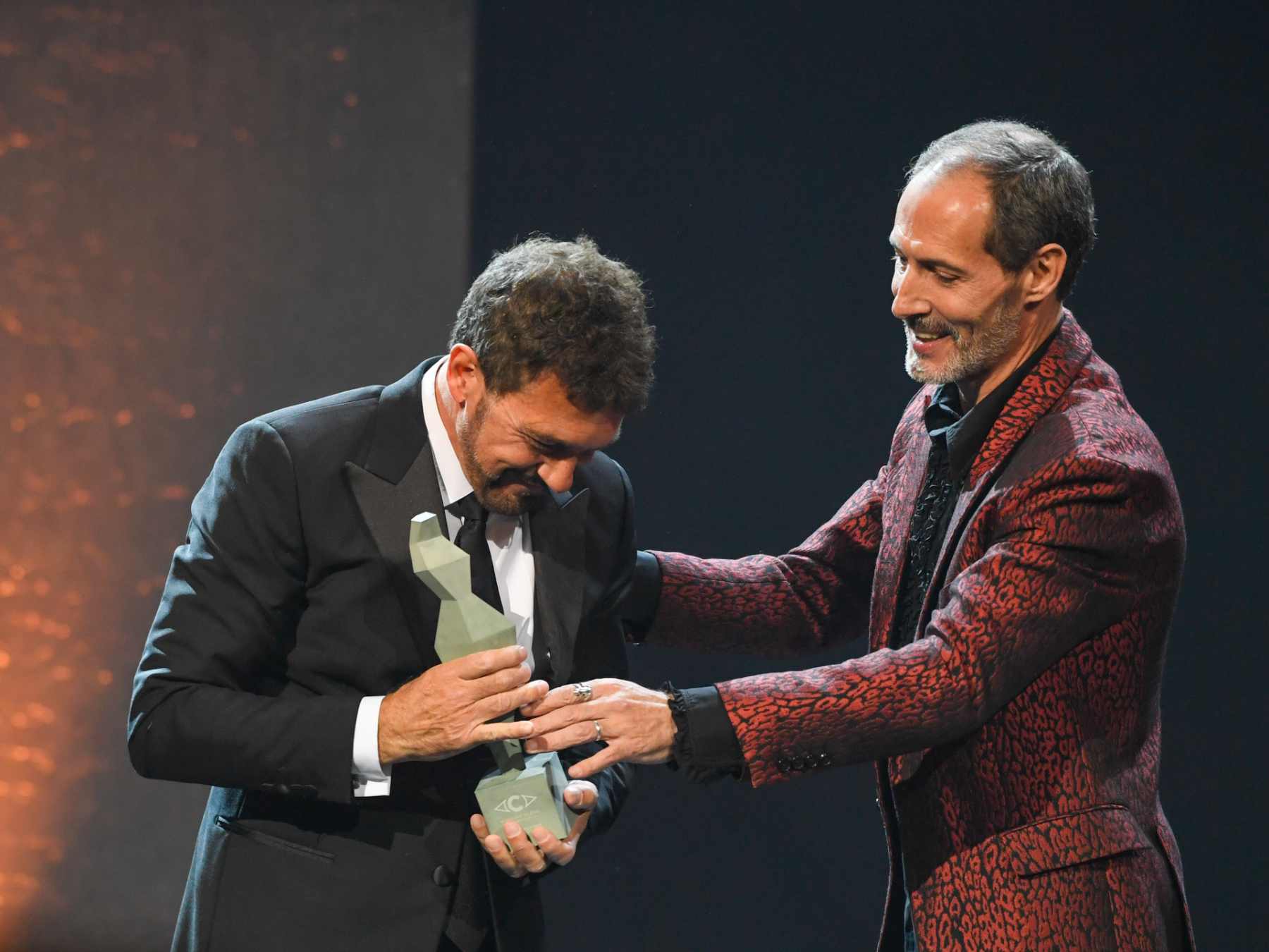 Antonio Banderas recibiendo el Premios Carmen de Honor / Gtres