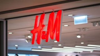 El jersey de canalé que triunfa en H&M está rebajado y cuesta 7 euros