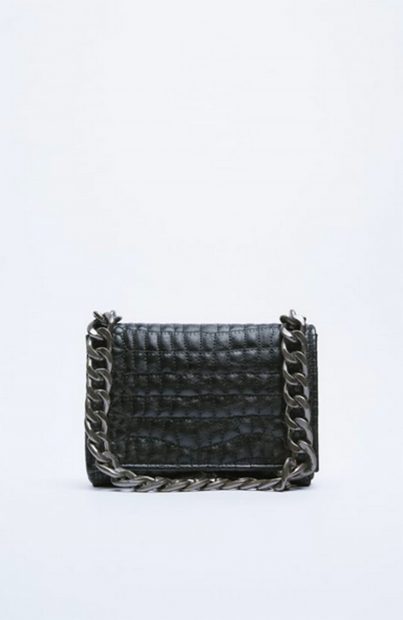 Bolso negro de Zara./Zara