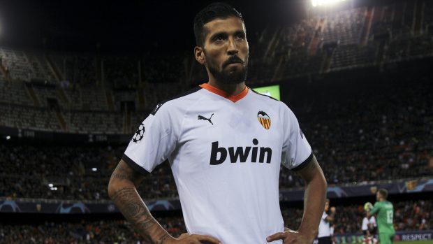 Ezequiel Garay durante un partido de fútbol./Gtres