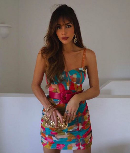 Rocío Osorno posando con el vestido de colores de Zara de la temporada./Instagram @rocio0sorno