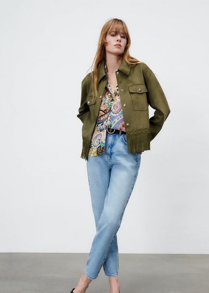 Ya puedes compra la sobrecamisa que estabas esperando. Es la chaqueta más especial y llamativa de Zara que destaca por su color.