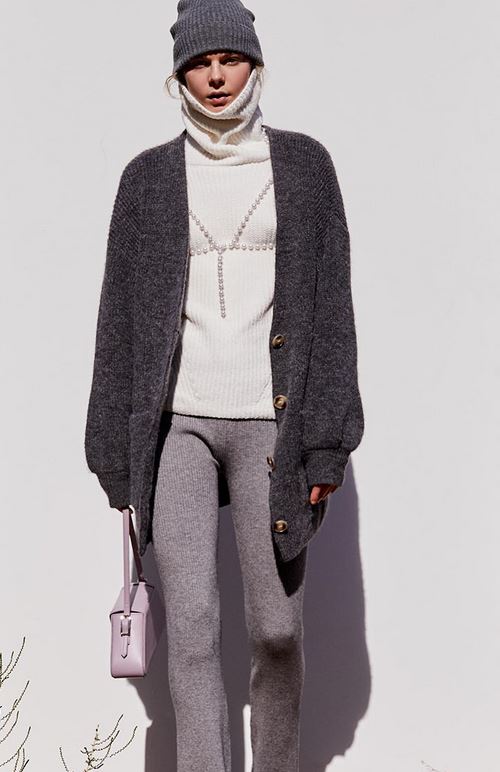 We are talking about being able to acquire the Sfera pants that will make you amazing.  It is gray and you can combine it with other garments such as matching cardigans