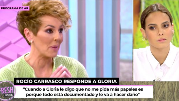 Gloria Camila escuchando a Rocío Carrasco./Telecinco