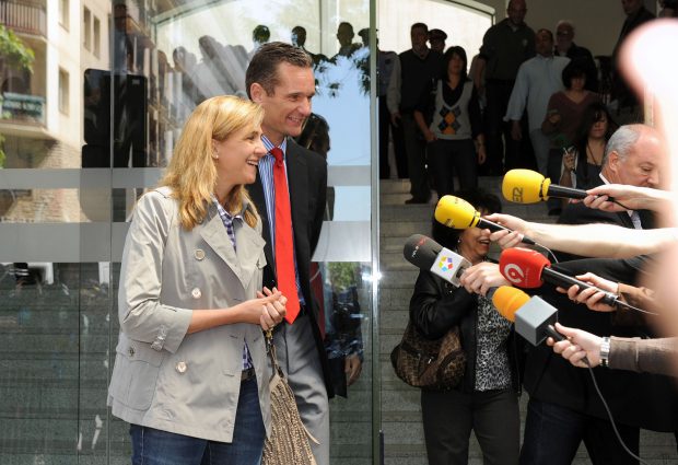 Iñaki Urdangarin y la Infanta Cristina atendiendo a los medios / Gtres