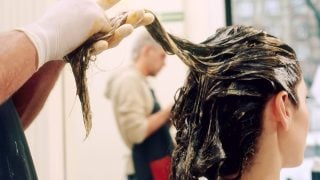 Una mujer tiñéndose. / Gtres