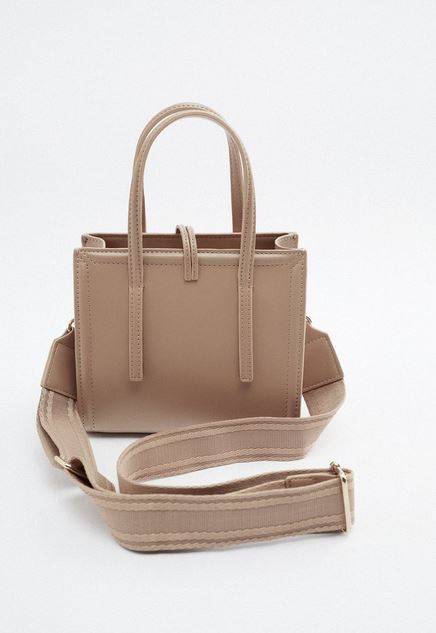 No te podrás resistir a este bolso mini de Zara que revolucionará tu armario