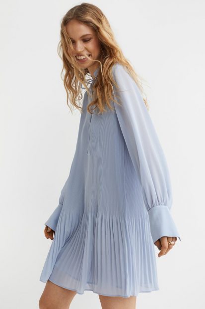 El vestido plisado H&M que ha conquistado a las parisinas