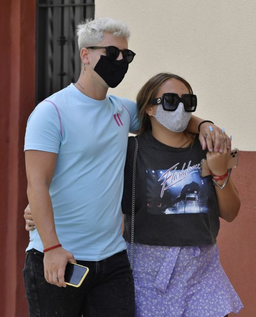 Rocío Flores y Manuel Bedmar, paseando./Gtres