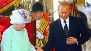 La Reina Isabel y Vladimir Putin juntos. / Gtres