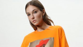 Gigi Vives es tendencia y Lefties no ha dudado en dedicarle una serie de prendas de su nueva colección, no puedes dejar escapar esta camiseta