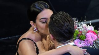 Cristiano Ronaldo y Georgina besándose / Gtres