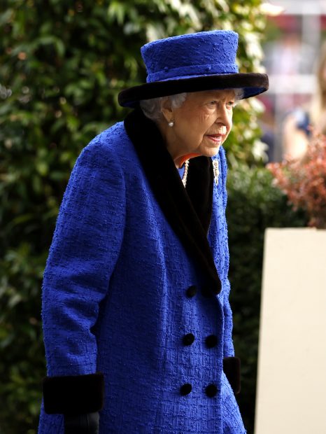 La Reina Isabel luciendo un look azul en una imagen de archivo./Gtres