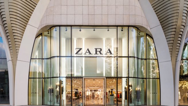 Marca cintura con el vestidazo de Zara en el color que resaltará tu moreno