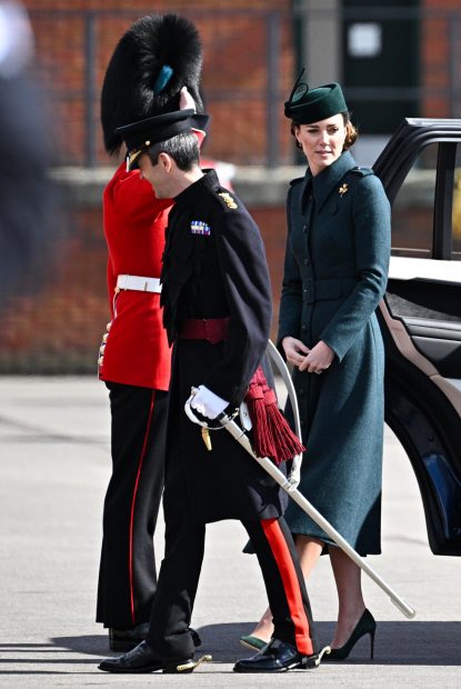 Kate Middleton bajando del coche./Gtres