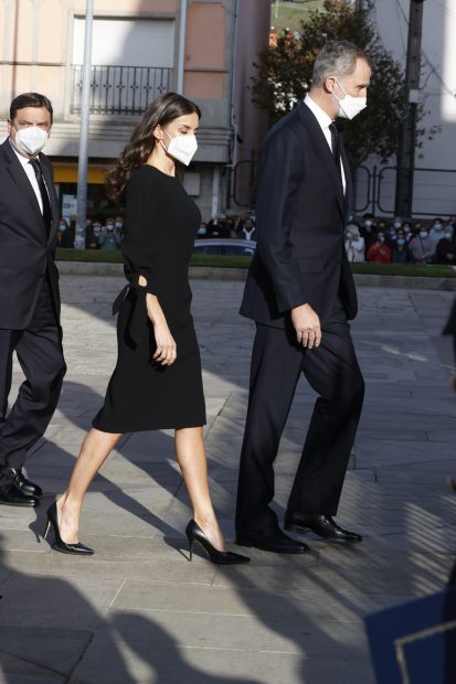 El Rey Felipe y la Reina Letizia andando./Gtres