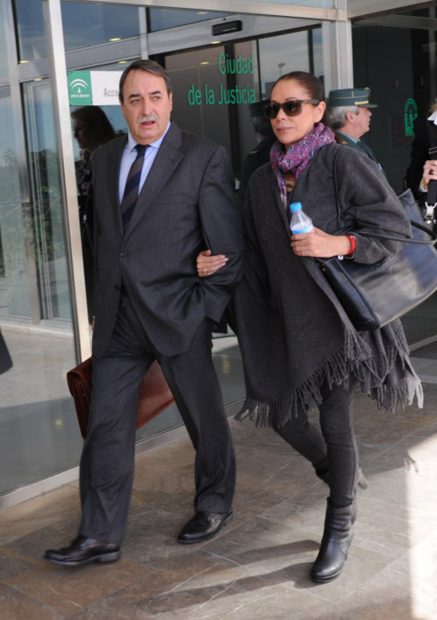Isabel Pantoja junto a su abogado, José Ángel Galán en su salida del juicio por el caso Malaya en Málaga./Gtres
