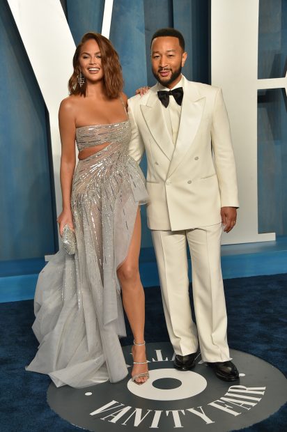 Chrissy Teigen y John Legend posando en la fiesta de Vanity Fair tras los Oscar