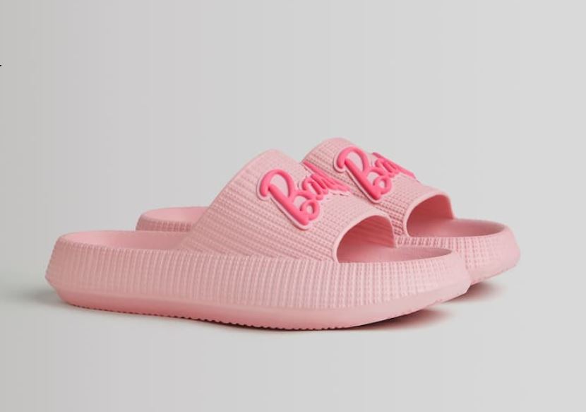 Go back to your childhood with these Bershka sandals to be around the house