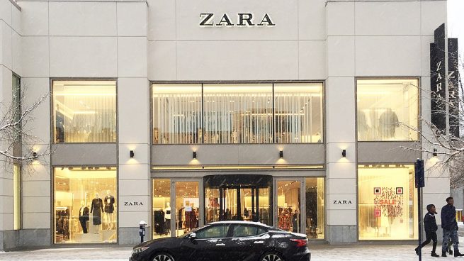 Deja boquiabierto a todo el mundo con el vestido satinado de Zara