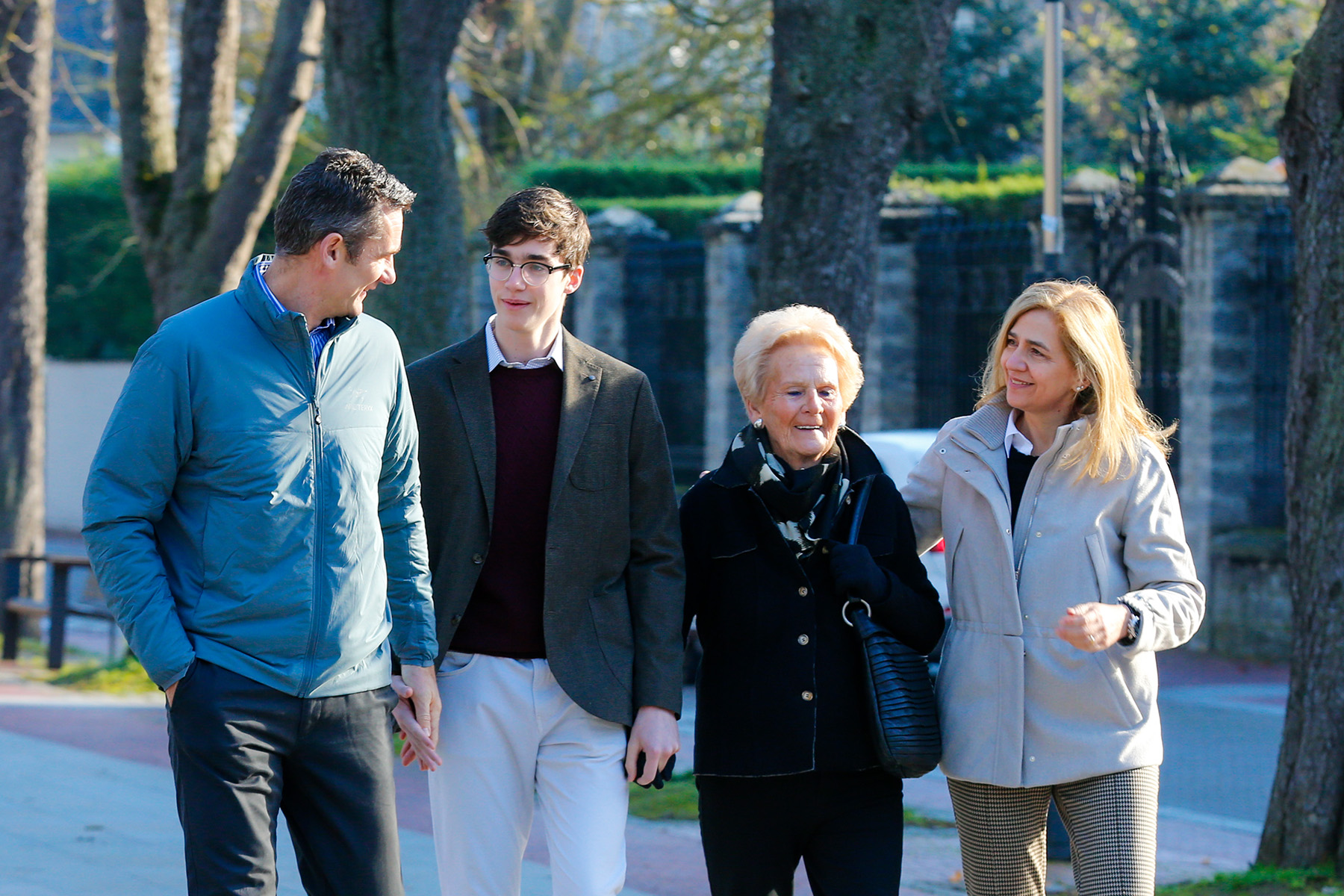 Iñaki Urdangarin con su hijo Pablo, su madre y doña Cristina. / Gtres