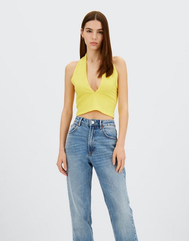 El top atado al cuello de Stradivarius en los cuatro colores tendencia